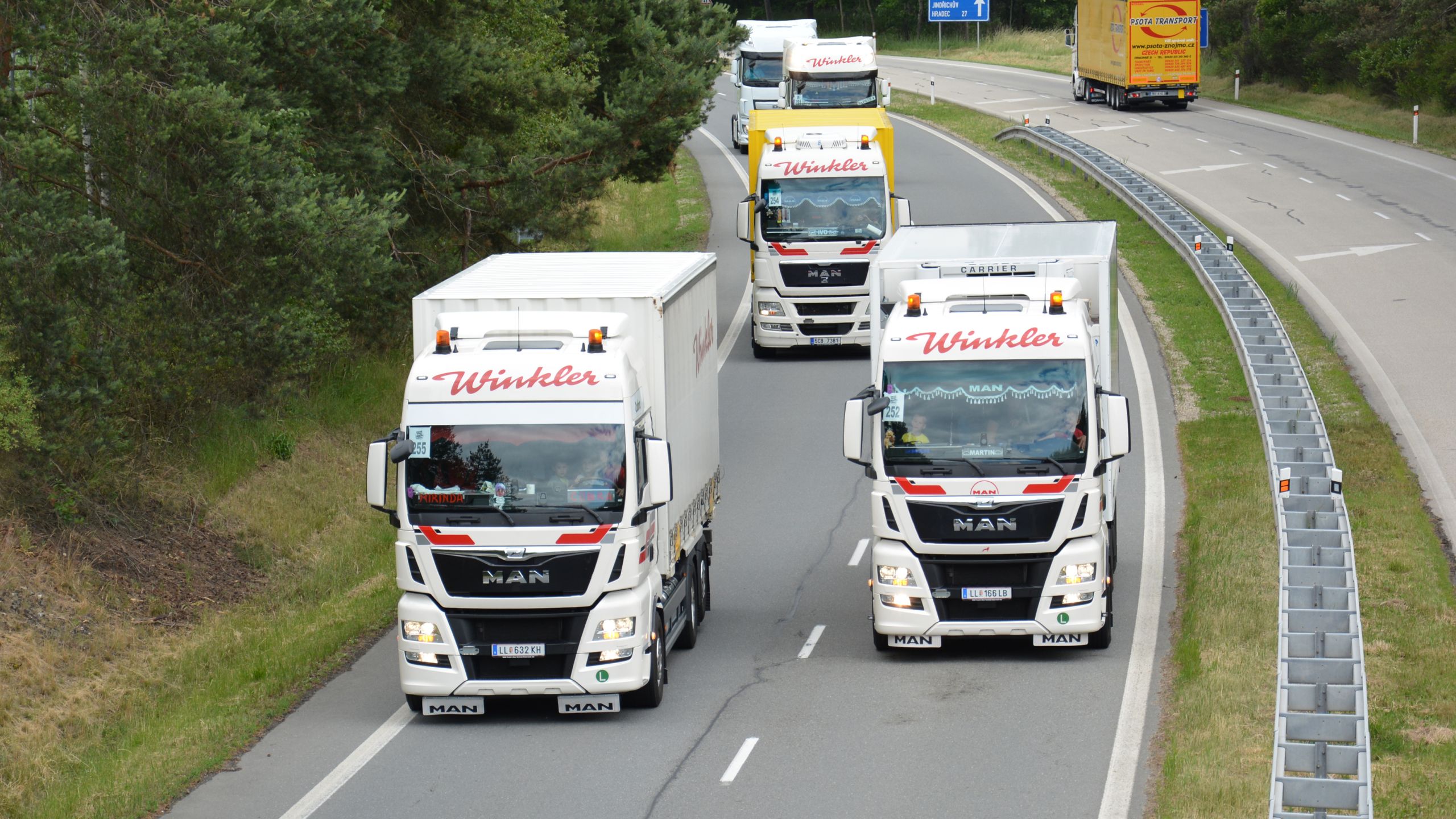 LKW-Kolonne von Winkler F & S auf der Autobahn